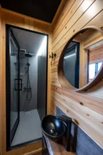 Single-floor tiny house fits working and living spaces into 21 ft - Image 3
