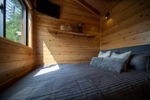 Single-floor tiny house fits working and living spaces into 21 ft - Image 5