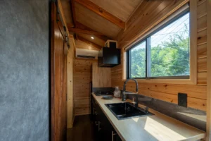 Single-floor tiny house fits working and living spaces into 21 ft - Image 7